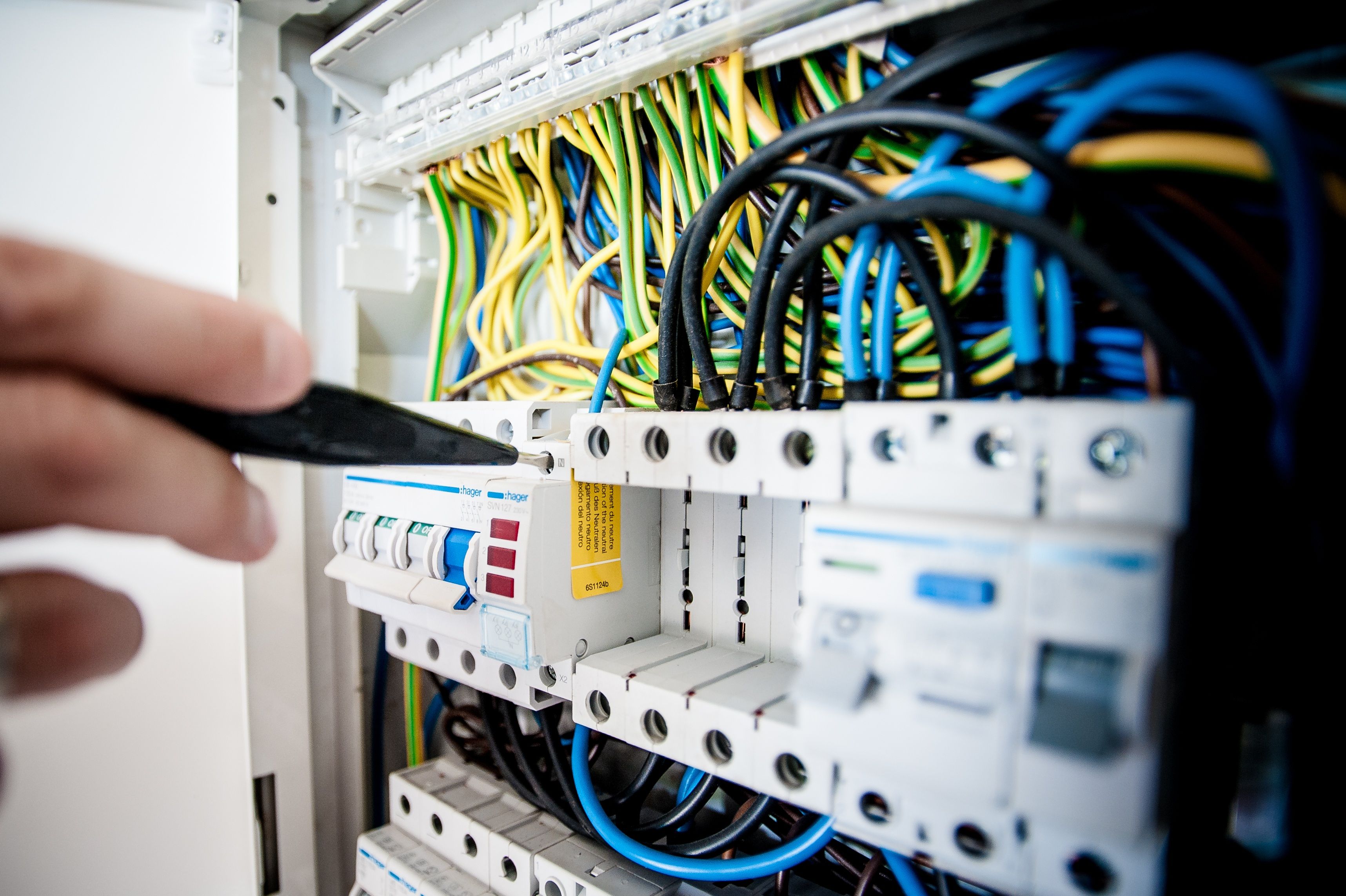 Elcentral med färgglada kablar och säkringar installerad av InstallationsPartnern